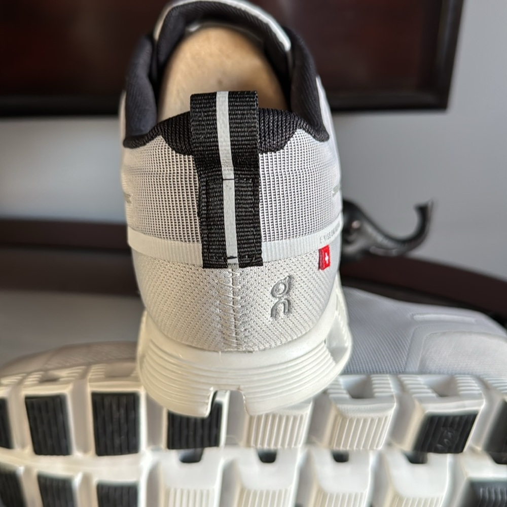On Running Women’s Gray and Black Athletic Shoes
On cloud New - Picture 5 of 5